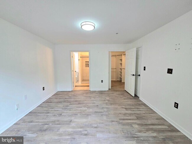 Building Photo - 9720 Lake Point Ct