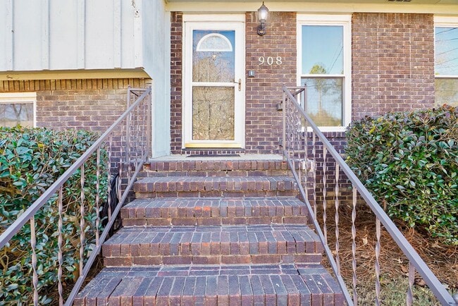 Building Photo - 908 Ryecroft Rd