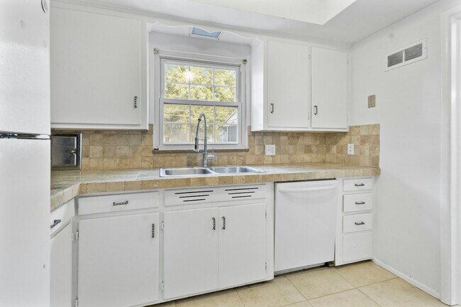 Building Photo - 3836 Woodmont Rd