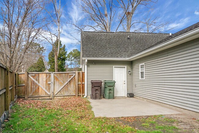 Building Photo - Charming 3 Bedroom 2 bathroom ready for you to call home!