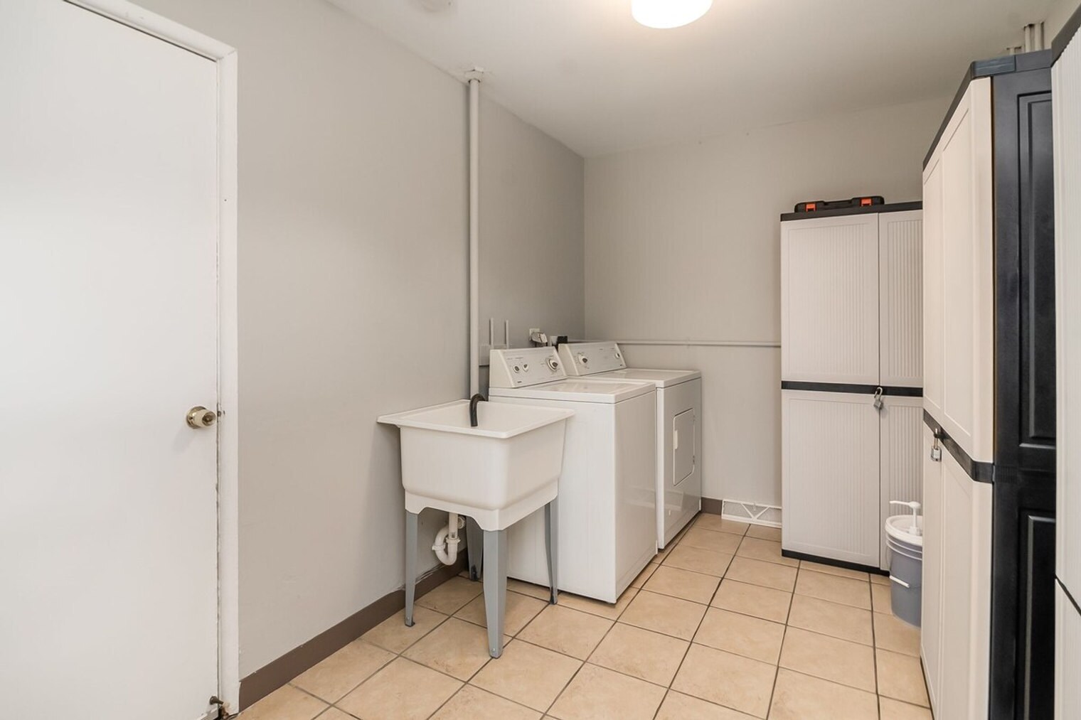 Building Photo - 15133 Huntington Ct