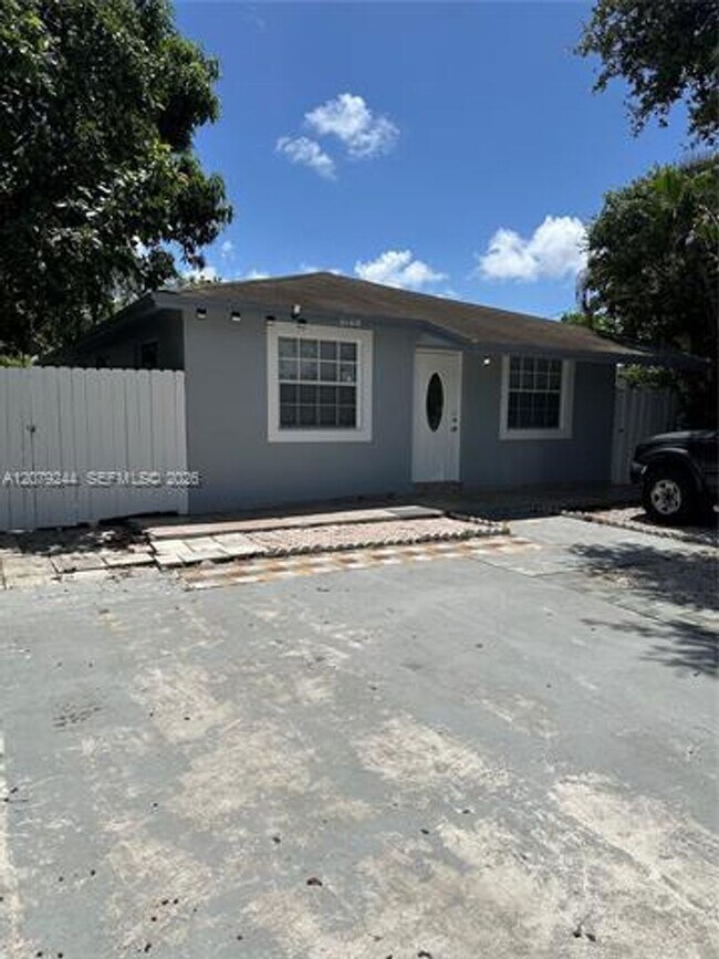 Building Photo - 6104 Pierce St