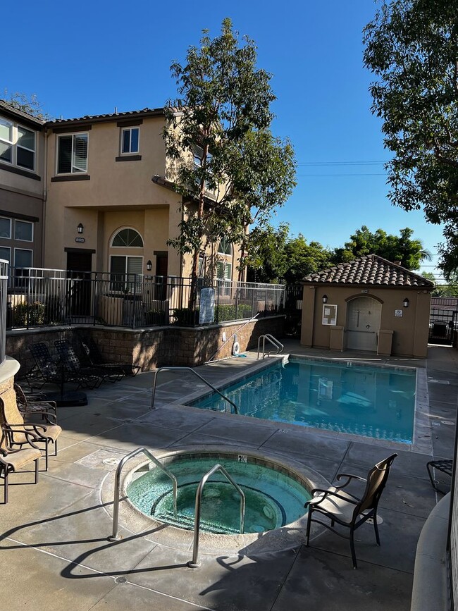 Building Photo - 3 Bed 3 Bath Condo for Rent at the Whittie...