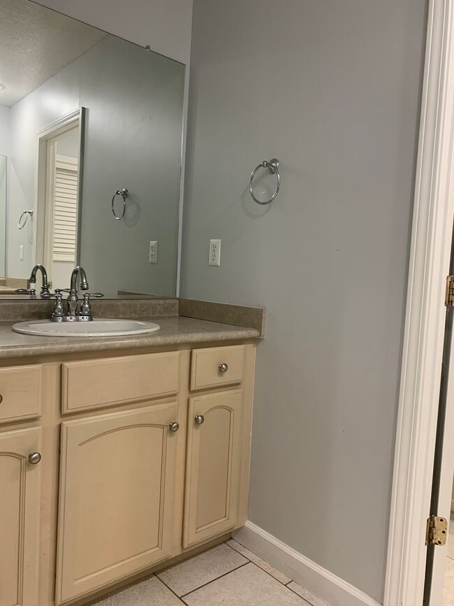 Building Photo - 3bed/2bath Home south of bypass