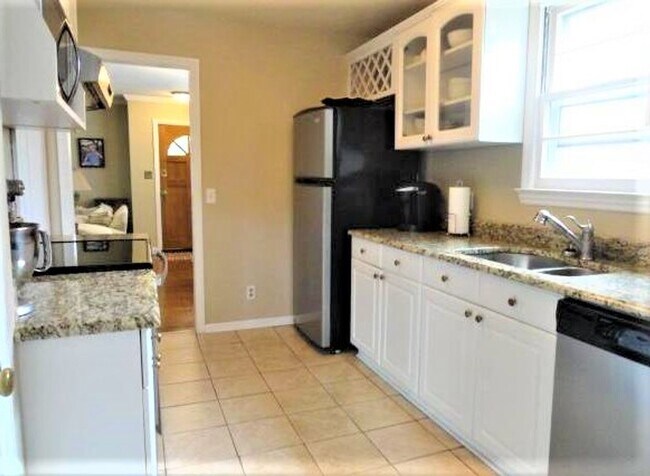 Building Photo - 1020 Elm Ave