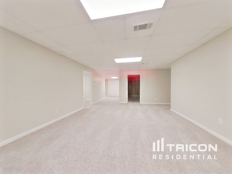 Building Photo - 9451 Woodlawn Dr