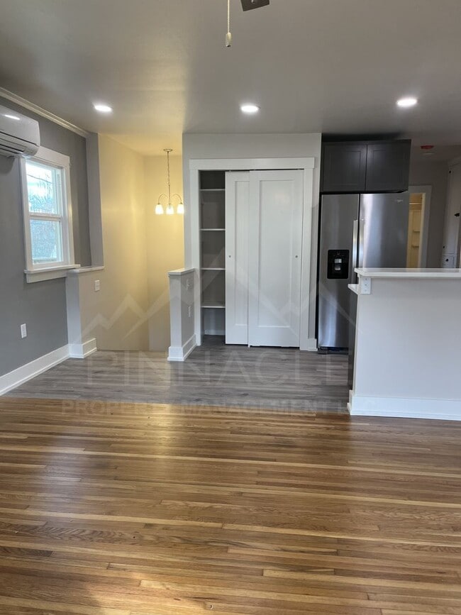 Building Photo - 1-5 1/2 Chicago Ave