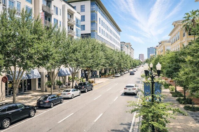 Building Photo - 860 N Orange Ave