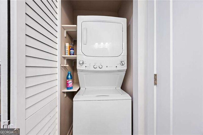 Building Photo - 1290 Glen Forest Way