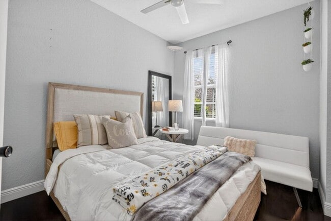 Building Photo - 203 E Thatch Palm Cir