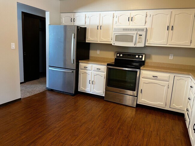 Building Photo - 3 Bed/3 Bath with Fenced in Yard!