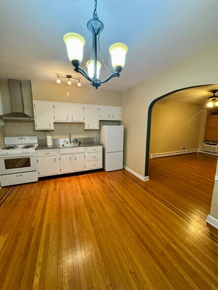 Living Room & kitchen - 1240 Pratt St