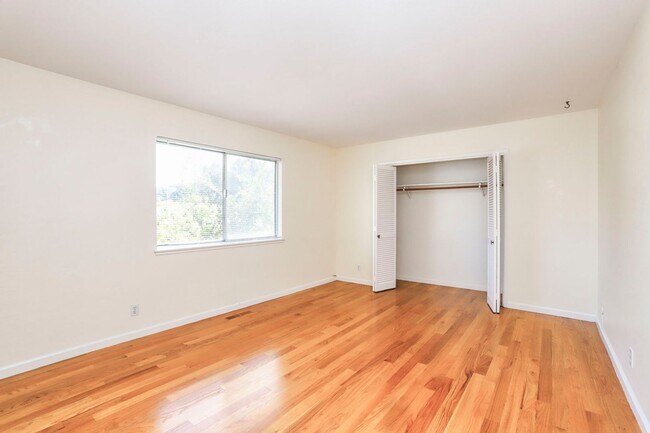 Building Photo - 264 W Oakwood Blvd