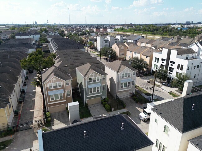 Building Photo - 2511 Sherwin St