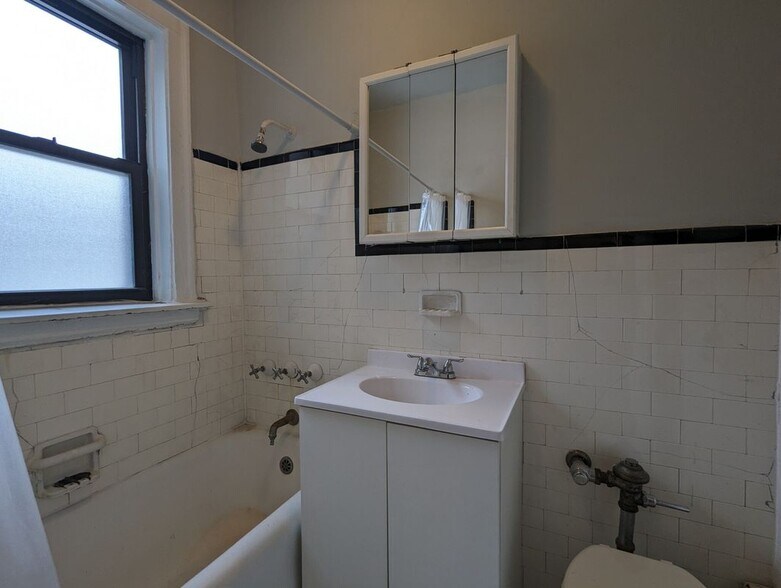 Building Photo - 425 W Roscoe St