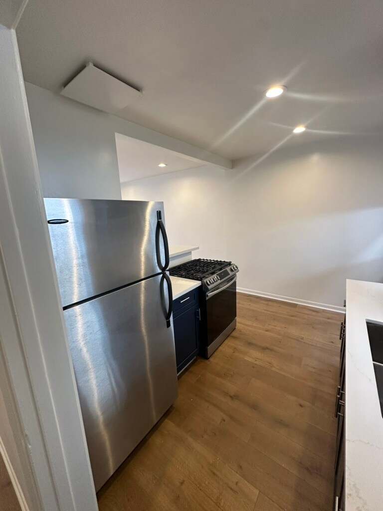 Building Photo - 436 Rosecrans Ave