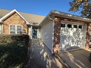 Building Photo - Beautiful 2 Bed 2 Bath Villa with 1 Car Garage! Available now!