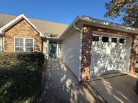 Building Photo - Beautiful 2 Bed 2 Bath Villa with 1 Car Ga...