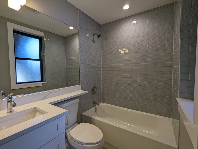 Building Photo - 3935 N Janssen Ave