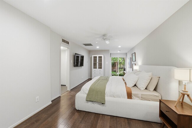 Building Photo - 2310 Steel St