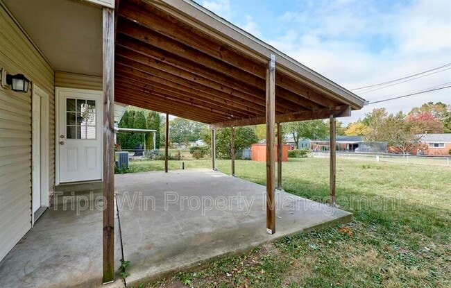 Building Photo - 2325 Golfway St