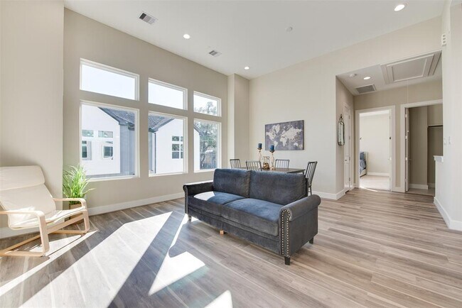 Building Photo - 2915 Sherwood Grn Ln