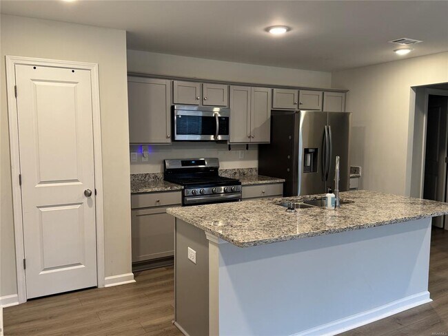 Building Photo - 424 Kohn Dr