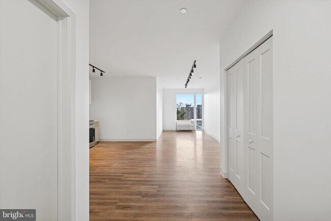 Building Photo - 4240 Chestnut St