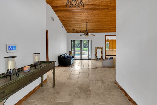 Building Photo - 13400 N Calusa Club Dr