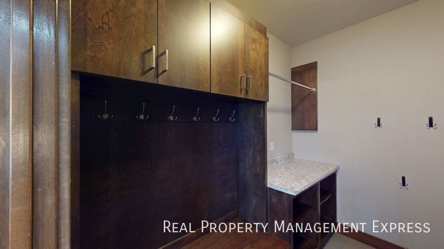 Building Photo - Beautiful 7 Bedroom 4 Bath Residence with ...