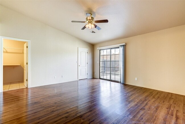 Building Photo - 4150 N Viewpoint Dr