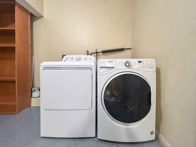 Building Photo - Beautiful 3BD/2.5BA W/ Open Floor Plan and...