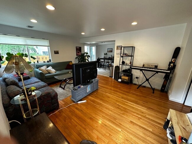 Building Photo - (2026 PRE-LEASING) Nicely maintained 2bd 1ba townhome in ideal location!  (Swimming POOL)