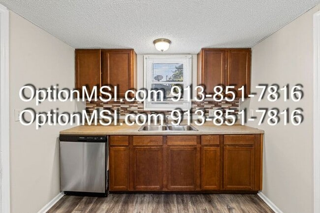 Building Photo - Move-in Ready!