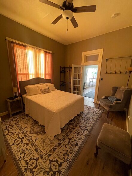 Building Photo - 230 W Myrtle St