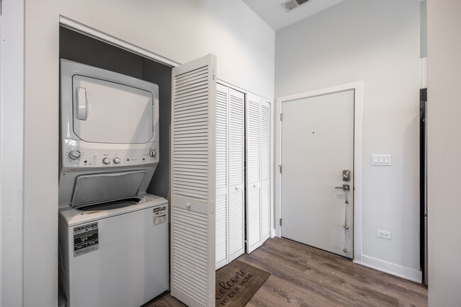 Building Photo - 2247 W Lawrence Ave