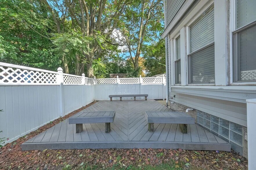 Building Photo - 270 Narrow St