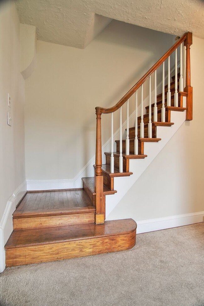 Building Photo - Spacious 4/5 Bedroom Home for Rent - Available Now!