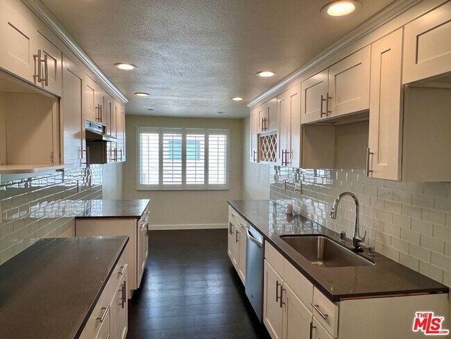 Building Photo - 1580 Palisades Dr