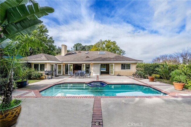 Building Photo - 3150 Dona Maria Dr