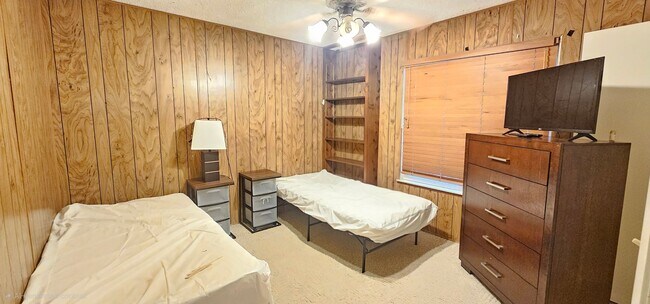 Building Photo - 818 Sherri St