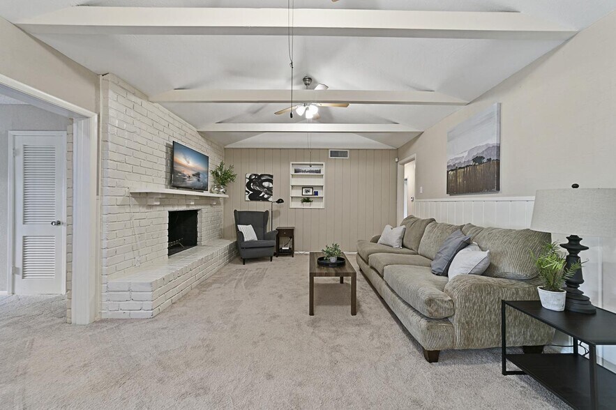 Primary Photo - 7209 Ellis Rd