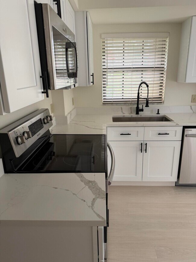 Building Photo - 13505 Fountain View Blvd