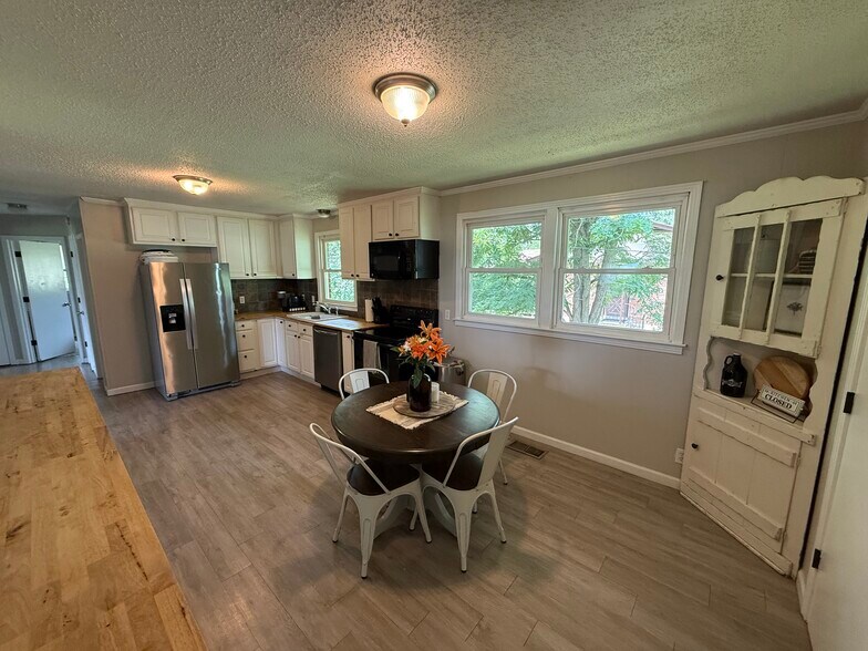 Kitchen - 101 Evergreen Circle