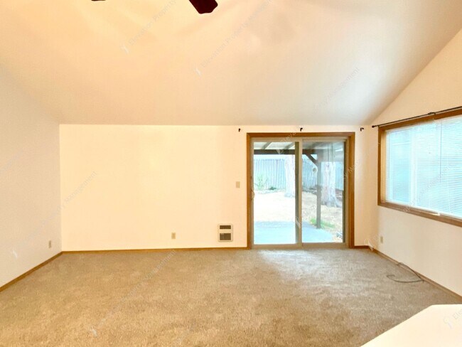 Building Photo - Bend Ranch-Style Home with Covered Patio &...