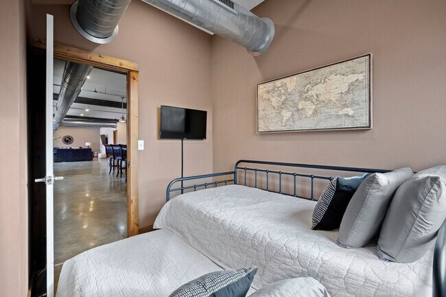 Building Photo - 301 E Walnut St