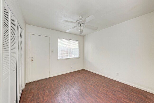 Building Photo - 2 month lease cute 1-1 blocks from campus and 1 block from UT shuttle