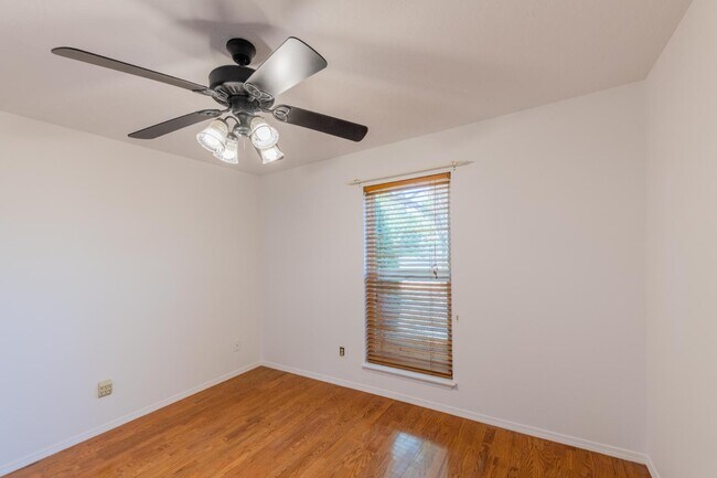 Building Photo - 7113 Welton Dr NE