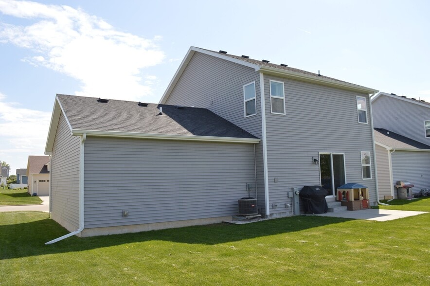 Building Photo - 848 Hawthorn Dr