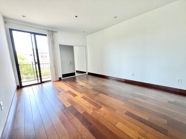 Building Photo - 8813 Burton Way